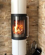 Kaminofen ELVAS mit Keramik Linientextur in der Farbe Kreide von unserem Partner Hase Kaminofen