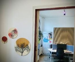 Co Working-Räume mit PC-Arbeitsplätzen und Schreibtischen.