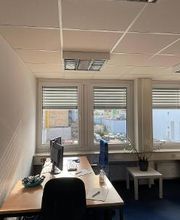 Ein PC-Arbeitsplatz mit Monitoren, Tastatur, Maus und Headset.