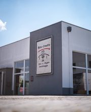 Mit einem starken Fokus auf ergonomische Arbeitsplatzlösungen und innovative Raumkonzepte ist Büro-Creativ der ideale Partner für Unternehmen, die auf Qualität und Funktionalität setzen.