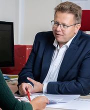 In einem persönlichen Beratungsgespräch analysieren wir gemeinsam Ihre aktuelle Situation und entwickeln maßgeschneiderte Lösungen für Ihre Absicherung und Vorsorge. Ob private Versicherungen, betriebliche Krankenversicherung, betriebliche Altersvorsorge oder Firmenabsicherung – wir beraten Sie kompetent, verständlich und individuell. Vereinbaren Sie gerne einen Termin.