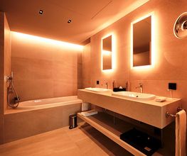 Wellness und Entspannung direkt in Ihrem Zimmer. Das Spiel mit den Elementen Licht und Wasser schafft eine Atmosphäre der Ruhe. Genießen Sie unbeschwerten Luxus und erstklassiges Design in Ihrem persönlichen Wellnessbereich.
