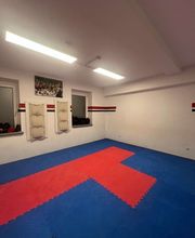 TA WingTsun Linden-Limmer - Trainingsraum mit blauen und roten Matten, Prallflächen und freier Übungsfläche für Techniktraining, Selbstverteidigung und Kampfkunstunterricht in kleinen Gruppen.