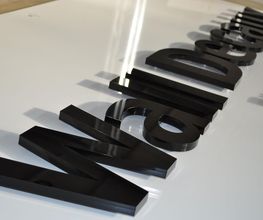 Buchstaben aus Acryl zur Wandmontage Furore-Werbung