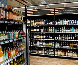 WEIN & SPIRITUOSEN
Zum leckeren und romantischen Abendessen oder für einen feucht-fröhlichen Abend: Unsere Weinauswahl offeriert dir eine große Bandbreite. Ob rot oder weiß, lieblich oder trocken, regional oder international. Bei uns findest du für jeden Anlass die passende Flasche.

Auch bei den hochprozentigen Getränken stehen eine Menge an Erzeugern und Geschmäckern für dich bereit. Rum aus Übersee, fruchtige Brände, erlesen Liköre, alte Whiskeys und vieles mehr erwarten dich hier.