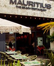 We are Mauritius, gutes Essen schmeckt noch besser, wenn man es teilt! Lachen, anstoßen, genießen – genau so geht ein perfekter Tag im Mauri. Ob mit der Crew, der Family oder deinem Lieblingsmenschen – hier dreht sich alles um gemeinsame Genussmomente.