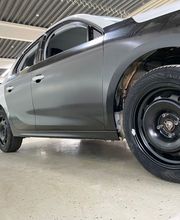 Fahrzeug mit neuen Karosserieersatzteilen ( während der Reparatur )