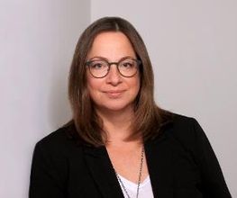 Portrait der Bildungsreferentin Tanja Hirse. Eine brünette Frau mit Brille. Freundlicher Blick in die Kamera.