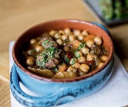 Herzhafter Kichererbsen-Eintopf mit Rindfleisch in einer Keramikschale. "Ropa vieja".
