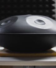 Du bist vom mystischen Klang der Handpan fasziniert, möchtest Dir Dein erste Handpan kaufen und erstmal auf ein günstiges Modell setzen? Mit unseren top Preis/Leistungs Black Magic Handpans bieten wir eine preiswerte Option, um auch mit einem kleineren Budget in die magischen Klangwelten der Handpan einzutauchen, ohne dabei auf eine gute Klangqualität oder vielseitigen Spielstil verzichten zu müssen.
Du kannst die Black Magic Handpan im Handpan Showroom Frankfurt ausprobieren und kaufen oder bei www.Handpan.World online bestellen.