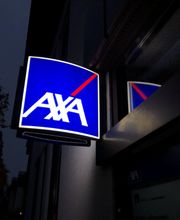 Außenansicht nach Öffnungszeiten. Werbeschild der AXA Vertretung Jan Trautmann