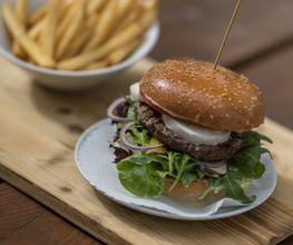 Direkt am Basler Rhein, sehr zentral in Basel gelegen, findest du die einzigen Burger am Rhein! Wir haben es uns zur Aufgabe gemacht, den besten Burger der Stadt zu servieren. Darum findest du bei uns nur frische, hausgemachte Zutaten, die wir mit viel Liebe verarbeiten. Und das Beste daran ist, all unser Fleisch kommt aus einer Basler Metzgerei. Also komm vorbei und genieße den Flair von den Rhein Burgern. Noch ein Tipp wir sind auch die ersten am Rhein die Insekten Burger servieren.