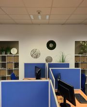 Schulungsraum mit PC-Arbeitsplätzen und Regalen