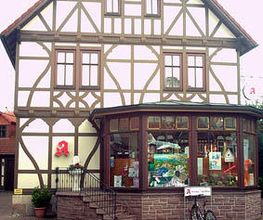 Aussenansicht der Arnika-Apotheke