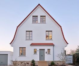 Behutsam modernisierte Stadtvilla mit klassischer Dachform, fein proportionierter Fassade und liebevollen Details. Die gelungene Kombination aus traditioneller Architektur und zeitgemäßer Gestaltung verleiht dem Gebäude neuen Glanz bei bewahrtem Charakter.