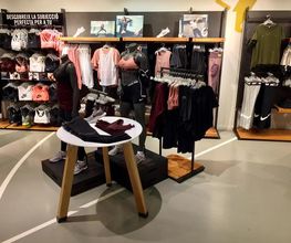 Nike Store Diagonal imagen 7