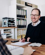 Thomas Steiger im Gespräch mit einer Mandantin