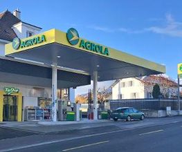 AGROLA Tankstelle - Vordergrund Strasse. Überdacht mit Tanksäule, links TopShop Eingang
Station-service d'Echallens