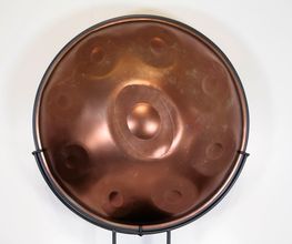 Sowohl mit ihrem Aussehen als auch mit ihrer klanglichen Qualitäten erobert die Mystical Handpan die Herzen auf der ganzen Welt. Die tiefe Resonanz, das weiche Timbre und das ausgewogene Sustain sorgen beim Spielen für eine wohlige Veränderung der Stimmung.
Du kannst die Mystical Handpan im Handpan Showroom Stuttgart ausprobieren und kaufen oder bei www.Handpan.World online bestellen.
