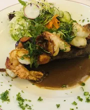 Speisekarte des Gasthof Zwoschwitz im Landhotel Plauen
In unserem Gasthof erwarten Sie bodenständige, saisonal inspirierte Gerichte – von regionalen Spezialitäten aus dem Vogtland bis hin zu beliebten Klassikern. Ob Frühstück, Halbpension oder ein Abendessen à la carte: Unsere Küche orientiert sich stets an den frischen Zutaten der jeweiligen Jahreszeit. In den warmen Monaten genießen Sie Ihre Mahlzeit am besten unter den Kastanien im Garten oder auf unserer einladenden Terrasse.