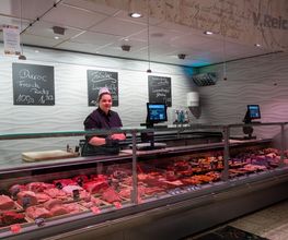RISCHETHEKE
Unsere Frischetheke bietet Ihnen Wurst, Fleisch, Fisch, Käse und Antipasti in höchster Qualität und in Bedienung – hier stehen wir Ihnen gerne auch beratend zur Verfügung. Entdecken Sie unsere speziellen Mottowochen, wie Valentinstag, Muttertag oder Spargelwochen, mit besonderen Angeboten und eigenen Kreationen. Genießen Sie zum Beispiel ein saftiges Roastbeef oder köstliche Bouletten, die wir in unserer hauseigenen Herstellung für Sie zubereiten.