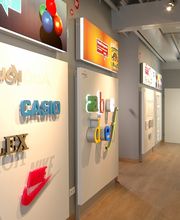 Durchgangsbereich der Abteilungen Profilbuchstaben und LED Leuchtmittel. Showroom von DIE2 Werbung+Marketing aus Quickborn, in Schleswig-Holstein.