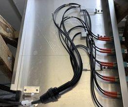 Das Bild zeigt eine geöffnete Photovoltaik-Anschlussbox mit sauber verlegter DC-Verkabelung und MC4-Steckverbindungen. Die fachgerechte Installation durch VoltVision gewährleistet eine sichere und effiziente Stromführung innerhalb der Solaranlage.
