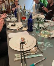Geschlossene Gesellschaft Sushi-Rollen als elegante Vorspeise, serviert im Rahmen des einzigartigen Social Dining Erlebnisses bei Geschlossene Gesellschaft.