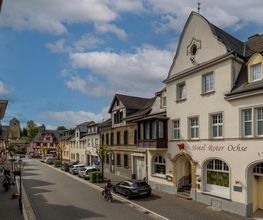 AKZENT Hotel "Roter Ochse" und Haus Burgenheimat mit Blick in den Ortskern mit dem Alten Rathaus von Rhens