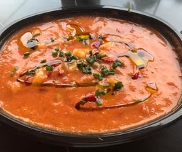 spanische kalte Tomaten-Melonen-Suppe mit viel Gemüseinlage. Scharf.
Schärfegrad kann bei Bestellung frei gewählt werden.