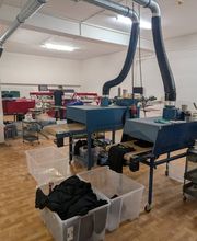 Blick in unsere Leipziger Textildruck-Manufaktur. Mit professioneller Trocknungstechnik garantieren wir höchste Waschbeständigkeit und Prozesssicherheit für eure Großauflagen.