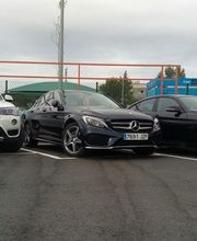 Flota de la empresa de alquiler de coches Sixt en el aeropuerto de Girona.