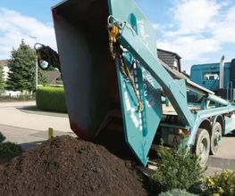 KS Baustoffe liefert Schüttgüter in verschiedenen Körnungen für den Einsatz im Hochbau, Tiefbau oder Gartenbau. Lose im Container oder abgepackt im 1.000 Liter BigBag.