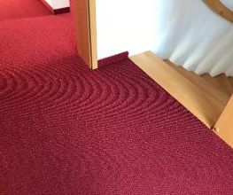 Hier haben wir einen neuen Teppichboden von Vorwerk im Flur verlegt. Es handelt sich dabei um Schlingenware, welche sehr strapazierfähig und unempfindlich ist.