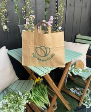 Neu im Angebot im BZN Hagebau: Too Good To Go für mehr Nachhaltigkeit Gemeinsam gegen Verschwendung: Ab sofort bietet der BZN Hagebau Too Good To Go Tüten mit frischen Schnittblumen, Lebensmitteln und Artikeln für Haustiere an. Die Blumen-Rettertüten enthalten verschiedene Schnittblumen, die mit etwas Pflege wieder in voller Pracht erstrahlen. Zusätzlich sind auf Wunsch Too Good To Go Tüten mit Snacks und Süßigkeiten erhältlich. Auch für vierbeinige Begleiter gibt es spezielle Überraschungstüten mit Produkten für Hunde und andere Haustiere. So leisten wir gemeinsam einen Beitrag zu mehr Nachhaltigkeit und Ressourcenschonung.