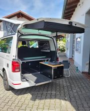 Ausziehbare Küche des VW California Beach Campers mit Gaskocher