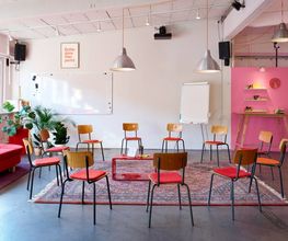 Bereit für interaktive Sessions und lebendige Diskussionen? Unser wandelbarer Workshopraum in Hamburg bricht klassische Frontalstrukturen auf. Ein flexibler Stuhlkreis auf gemütlichen Teppichen sorgt für maximale Partizipation und kreativen Fokus.