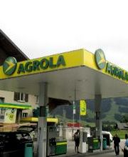 AGROLA Tankstelle in Château d'Oex. Überdacht. Direkt bei Landi Laden. Zwei Tanksäulen.