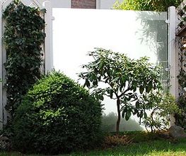 Wind- und Schutzelemente aus Glas