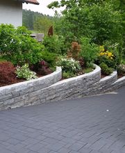 Einfahrt mit Trockenmauer