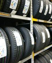Explorez notre vaste gamme de pneus, pour une conduite sûre et sans compromis.