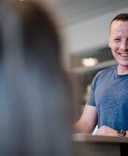 Mann lacht andere Person an.