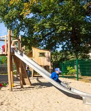 Außenspielfläche: auf dem Gelände der Kindertagesstätte und auf dem direkt angrenzenden Naturgrundstück