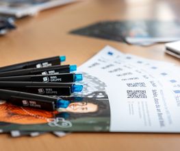 Flyer und Kugelschreiber
