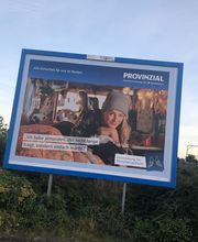 Außenwerbung mit aufmerksamkeitsstarkem Filmmotiv, das die visuelle Kraft professioneller Videoproduktion widerspiegelt.