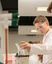 La Côte International School Aubonne - Secondary students in the Science lab