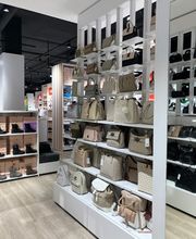 Taschen- und Rucksackabteilung. Abgebildete Produkte, Preise, Aktionen und Verfügbarkeiten können je nach Zeitpunkt und Standort variieren.