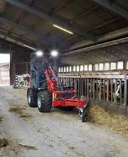 Weidemann 1160 eHoftrac beim Futteranschieben im Stall.