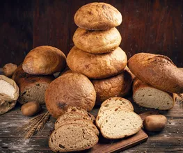 Bäckerei
In unserem Markt findest du vor den Kassen auch eine Bäckerei. Hier kannst du im Innen- und Außenbereich Platz nehmen, um dich zu entspannen. Dabei genießt du vielleicht einen Kaffee (auch to go) und dazu ein leckeres Stück Kuchen oder ein belegtes Brötchen zum Frühstück.