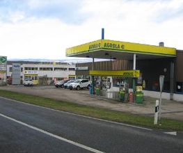 AGROLA Tankstelle in Yvonand; station service AGROLA à Yvonand; couverte; überdacht; mehrere Tanksäulen; plusieurs plompes à carburants
